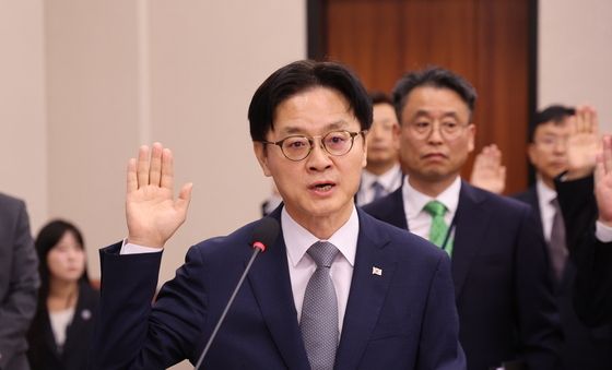 [국감] 증인선서하는 김정관 장관
