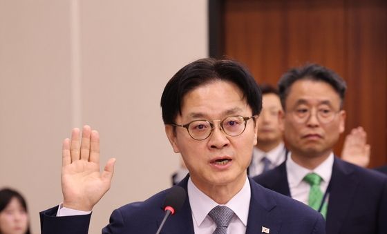 [국감] 선서하는 김정관 산업부 장관