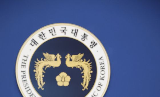 목 축이는 이재명 대통령