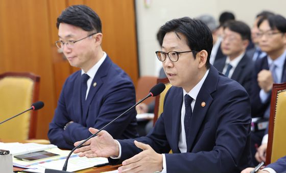 [국감] 질의에 답하는 배경훈 부총리