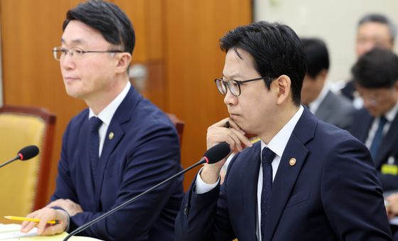 [국감] 생각에 잠긴 배경훈 부총리