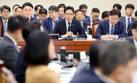 [국감] 답변하는 배경훈 부총리