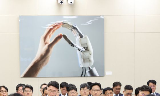 [국감] 의원 질의에 답하는 배경훈 부총리