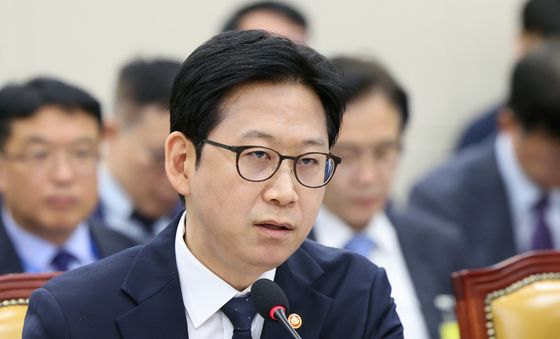[국감] 의원 질의에 답하는 배경훈 부총리
