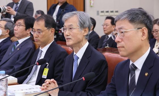[국감]  이석 없이 답변 거부하는 조희대