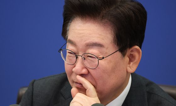 참석자 발언 듣는 이재명 대통령