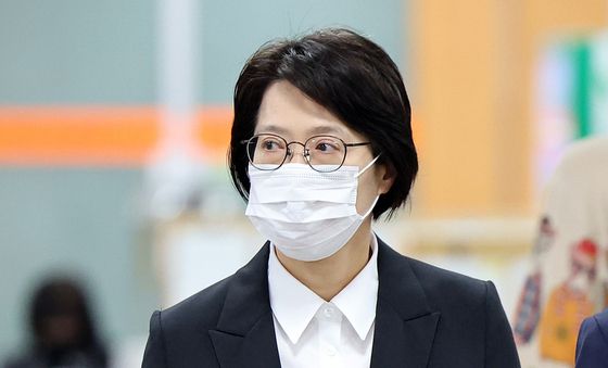 5차 공판 출석하는 김동희 검사