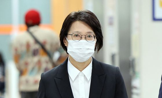 '쿠팡 수사무마 혐의' 5차 공판 출석하는 김동희 검사
