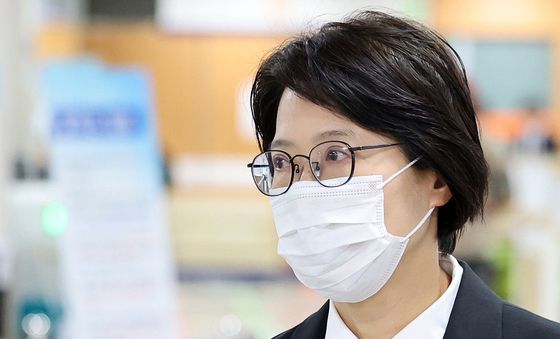 5차 공판 출석하는 김동희 검사