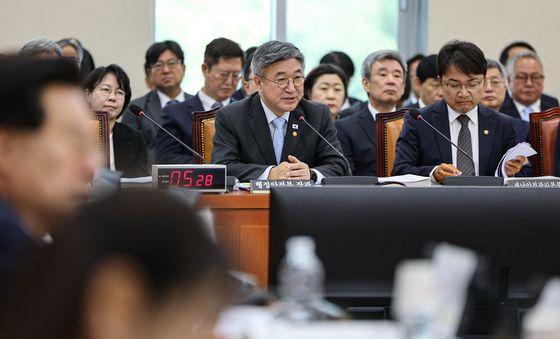 [국감] 의원 질의에 답하는 윤호중 장관
