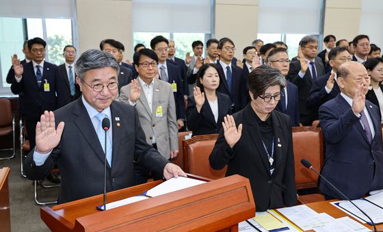 [국감] 윤호중 행안부 장관, 국정감사 증인 선서