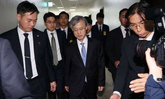 [국감] 법사위 국감 정회 후 이동하는 조희대 대법원장