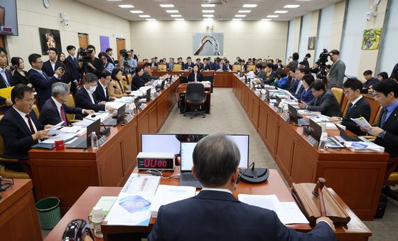 [국감] 의사봉 두드리는 송기헌 위원장