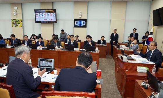 [국감] 설전 벌이는 한준호·김장겸
