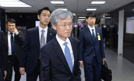 [국감] 굳은 표정으로 국회 나서는 조희대