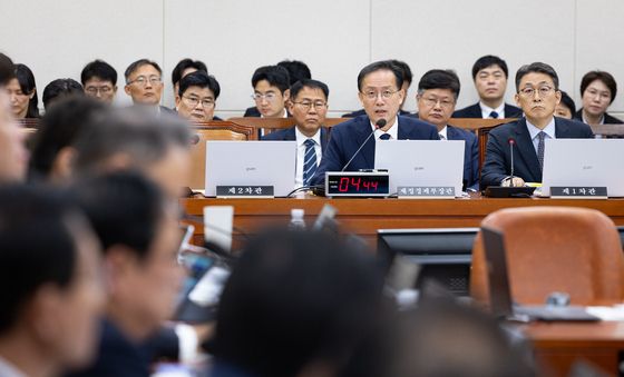 [국감] 의원 질의 답하는 이형일 부총리 겸 재정경제부 장관