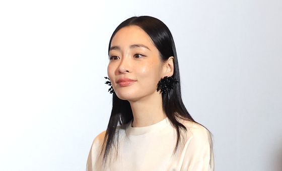 입장하는 김민하