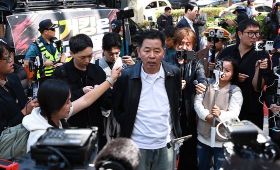 보수단체, '암살자(들)' 출연 배우 비판 집회