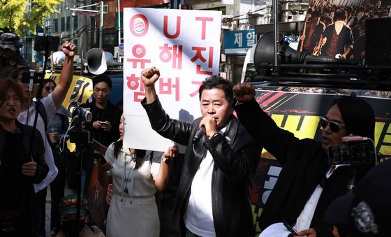 보수단체, '암살자(들) 출연 배우 비판'