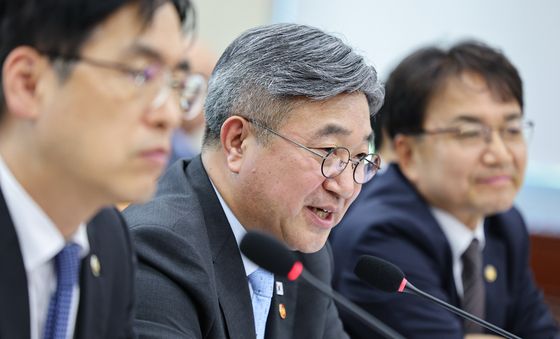[국감] 의원 질의에 답하는 윤호중 장관