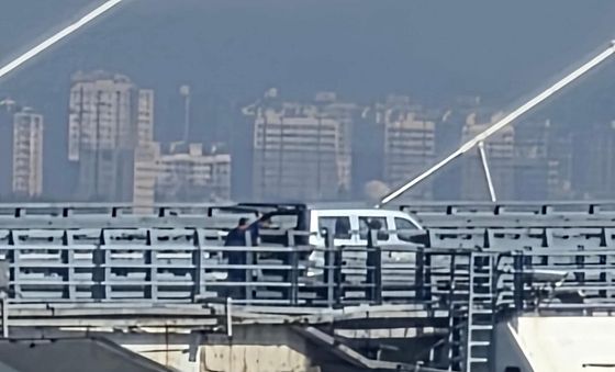 신압록강대교 위 멈춘 승합차…인부들 모습 포착