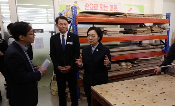 창작소 둘러보는 한성숙 총리