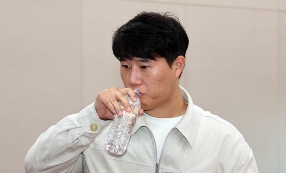 [국감] 물 마시는 최승호 삼성 초기업노조 위원장