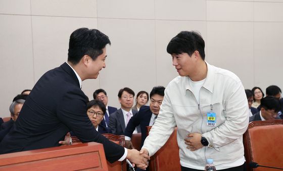 [국감] 우재준 의원과 악수 나누는 최승호 위원장