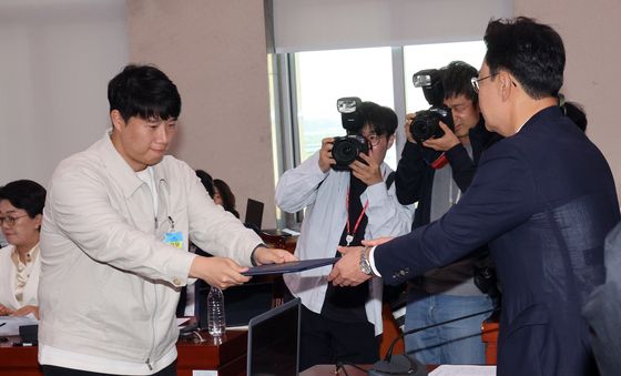 [국감] 선서문 전달하는 최승호 삼성 초기업노조 위원장
