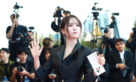 부산국제영화제 레드카펫 밟는 '트롯 쇼녀' 김다현