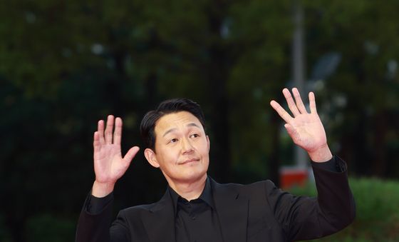 손 인사하는 박성웅