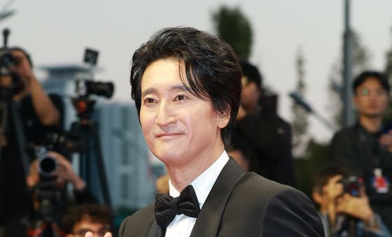 부산영화제 레드카펫 밟는 신현준