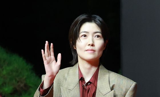 부산영화제 레드카펫 밟는 심은경
