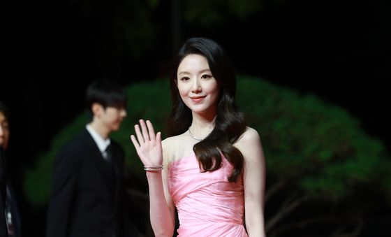 부산국제영화제 레드카펫 밟는 슈화