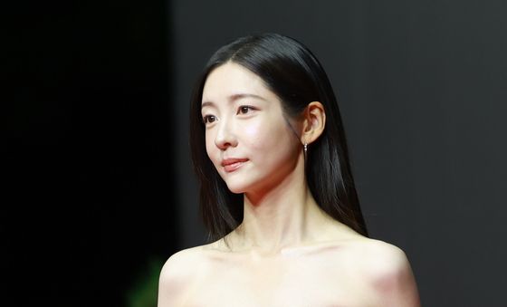 박지현, 부산영화제에 핀 한 송이 붉은 장미