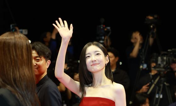 부산영화제 레드카펫 밟는 박지현