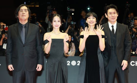 레드카펫 밟는 '가능한 사랑' 주역들