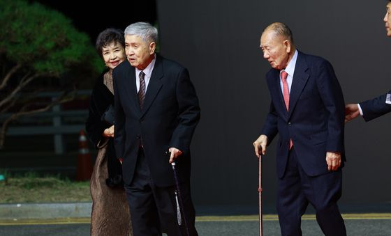 레드카펫 밟는 임권택 감독 김동호 위웡장