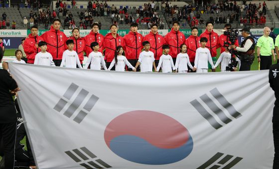 애국가 부르는 선수들