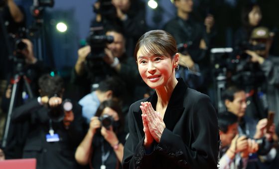 부산영화제 레드카펫 밟는 예지원