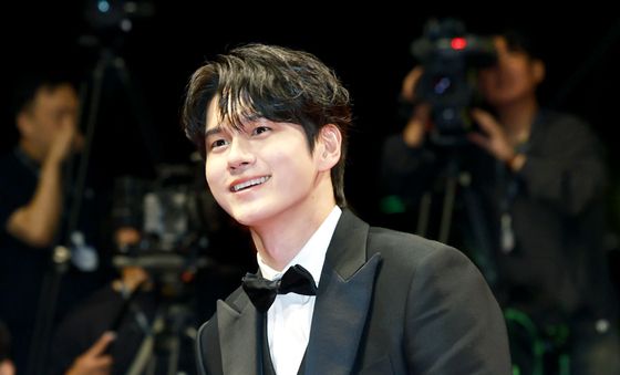 옹성우, BIFF 레드카펫 밟는 옹비드
