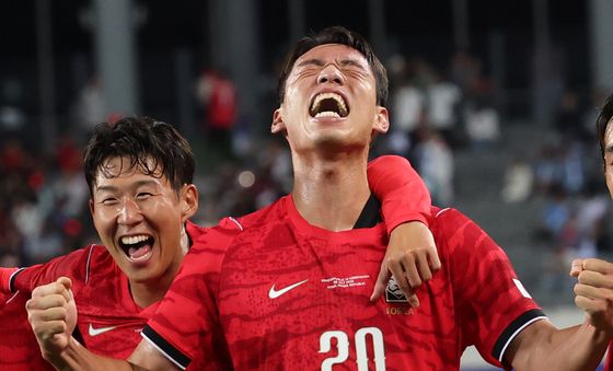기뻐하는 손흥민과 오세훈