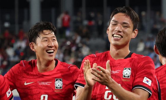 기뻐하는 손흥민과 오세훈