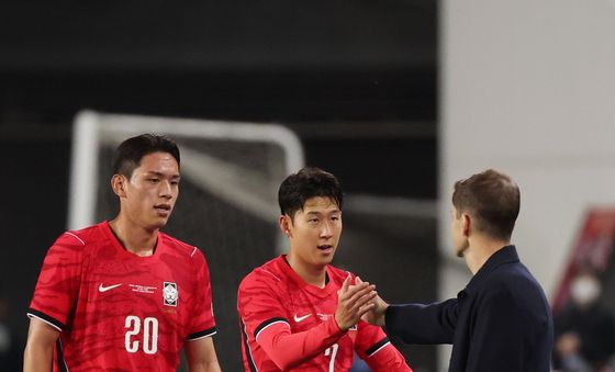 필드 나가는 손흥민과 오세훈