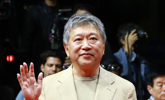 부국제 찾은 日 거장 고레에다 히로카즈 감독