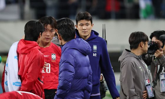 선수들과 인사 나누는 김민재