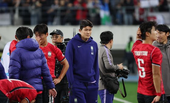 선수들과 인사 나누는 김민재
