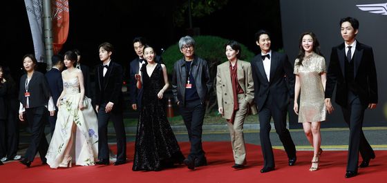 레드카펫 밟는 BIFF 개막작 주역들