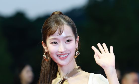 김혜수, 과감한 황금빛 의상