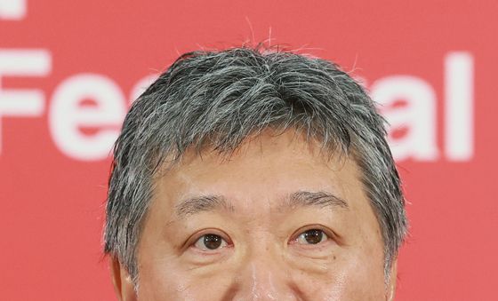인사말 하는 고레에다 히로카즈 감독